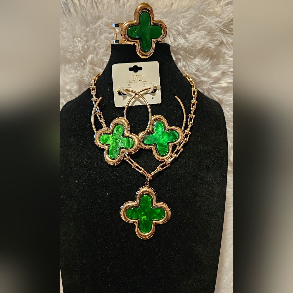 3-PIECE CLOVER SETS🍀